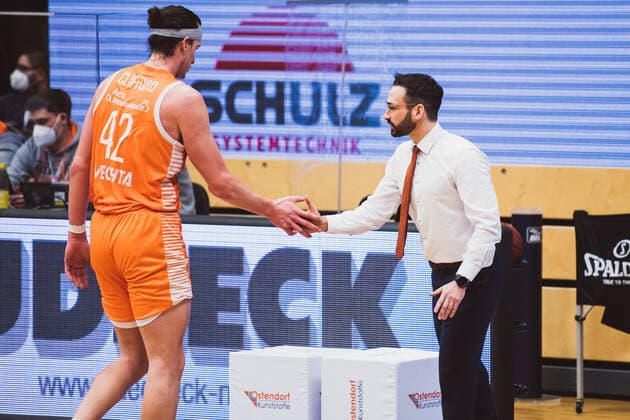 easyCredit-BBL: 23. Spieltag - RASTA Vechta vs. ratiopharm ulm, 13.03.2021 Dennis Clifford (RASTA Vechta, 42), Thomas Paech (RASTA Vechta, Head Coach); easyCredit-BBL: 23. Spieltag - RASTA Vechta vs. ratiopharm ulm am 13.03.2021 in Vechta (RASTA Dome), Germany, Copyright: xBEAUTIFULxSPORTS Neddermannx