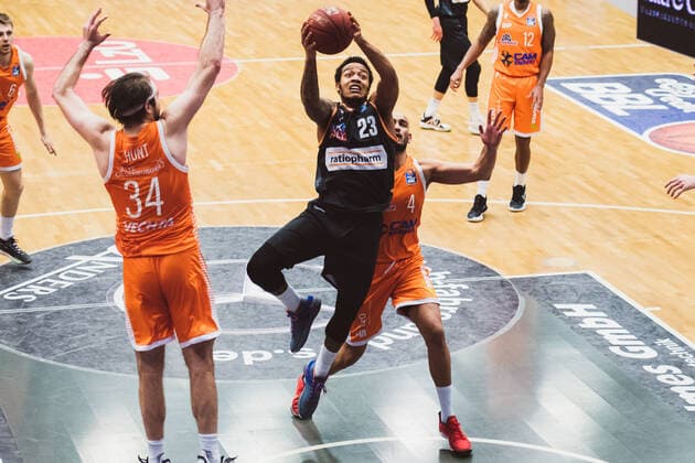 easyCredit-BBL: 23. Spieltag - RASTA Vechta vs. ratiopharm ulm, 13.03.2021 Troy Caupain (ratiopharm ulm, 23), Jesse Johannes Hunt (RASTA Vechta, 34), Stefan Peno (RASTA Vechta, 4); easyCredit-BBL: 23. Spieltag - RASTA Vechta vs. ratiopharm ulm am 13.03.2021 in Vechta (RASTA Dome), Germany, Copyright: xBEAUTIFULxSPORTS Neddermannx