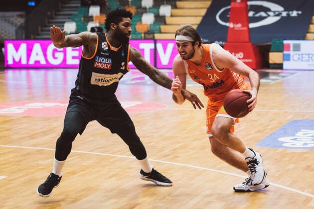 easyCredit-BBL: 23. Spieltag - RASTA Vechta vs. ratiopharm ulm, 13.03.2021 Cameron Clark (ratiopharm ulm, 3), Jesse Johannes Hunt (RASTA Vechta, 34); easyCredit-BBL: 23. Spieltag - RASTA Vechta vs. ratiopharm ulm am 13.03.2021 in Vechta (RASTA Dome), Germany, Copyright: xBEAUTIFULxSPORTS Neddermannx