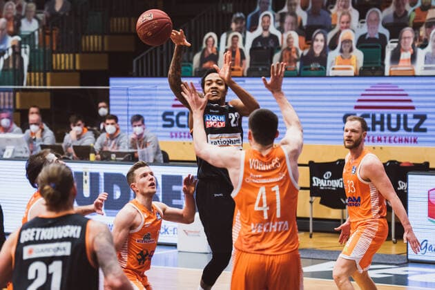 easyCredit-BBL: 23. Spieltag - RASTA Vechta vs. ratiopharm ulm, 13.03.2021 Troy Caupain (ratiopharm ulm, 23), Jannes Hundt (RASTA Vechta, 20), Will Vorhees (RASTA Vechta, 41); easyCredit-BBL: 23. Spieltag - RASTA Vechta vs. ratiopharm ulm am 13.03.2021 in Vechta (RASTA Dome), Germany, Copyright: xBEAUTIFULxSPORTS Neddermannx