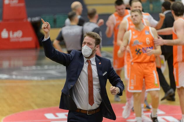 Freude, Jubel nach dem Sieg bei Marius GRAF (Co-Trainer Assistant Coach Rasta Vechta) ; Rasta Vechta vs ratiopharm Ulm, Basketball, easyCredit BBL Bundesliga, 13.03.2021, 23. Spieltag, Saison 2020 2021 ; Copyright: xErikxHillmer EIBNERx EP_ehr Rasta Vechta vs ratiopharm Ulm, Basketball, easyCredit BBL Bundesliga, 13.03.2021, 23. Spieltag, Saison 2020 2021 Vechta Copyright: xErikxHillmer EIBNERx EP_ehr