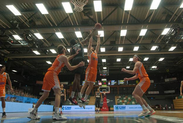 GER, Basketball, RASTA Vechta vs ratiopharm Ulm 13.03.2021, RASTA Dome, Vechta, GER, easy Credit-BBL, RASTA Vechta vs ratiopharm Ulm, im Bild Aric HOLMAN ( ratiopharm Ulm 35 ) Robin CHRISTEN (Rasta Vechta 33 ) Jesse HUNT ( Rasta Vechta 34 ) Dennis CLIFFORD (Rasta Vechta 42 )