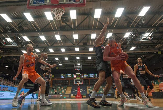GER, Basketball, RASTA Vechta vs ratiopharm Ulm 13.03.2021, RASTA Dome, Vechta, GER, easy Credit-BBL, RASTA Vechta vs ratiopharm Ulm, im Bild Dennis CLIFFORD (Rasta Vechta 42 ) Isaiah WILKINS ( ratiopharm Ulm 11 ) Robin CHRISTEN (Rasta Vechta 33 ) Troy CAUPAIN ( ratiopharm Ulm 23 )