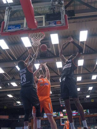GER, Basketball, RASTA Vechta vs ratiopharm Ulm 13.03.2021, RASTA Dome, Vechta, GER, easy Credit-BBL, RASTA Vechta vs ratiopharm Ulm, im Bild Will VORHEES (Rasta Vechta 41 ) Troy CAUPAIN ( ratiopharm Ulm 23 ) Aric HOLMAN ( ratiopharm Ulm 35 )