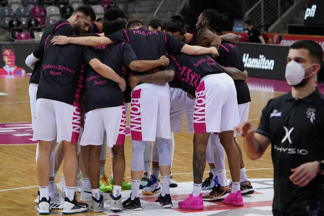 GER, Easycredit BBL, Telekom Baskets Bonn vs. Brose Bamberg 13.03.2021, Telekom Dome, Bonn, GER, Easycredit BBL, Telekom Baskets Bonn vs. Brose Bamberg, im Bild: Mannschaftskreis Bonn