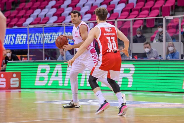 easyCredit BBL, Telekom Baskets Bonn vs. Brose Bamberg, 13.03.2021 Anthony DiLeo (Telekom Baskets Bonn, 11, rechts) im Zweikampf mit Bennet Hundt (Brose Bamberg, 33, easyCredit BBL, Telekom Baskets Bonn vs. Brose Bamberg am 13.03.2021 im Telekom Dome, Bonn (Nordrhein-Westfalen) Copyright: xBEAUTIFULxSPORTS Mueller-Laschetx