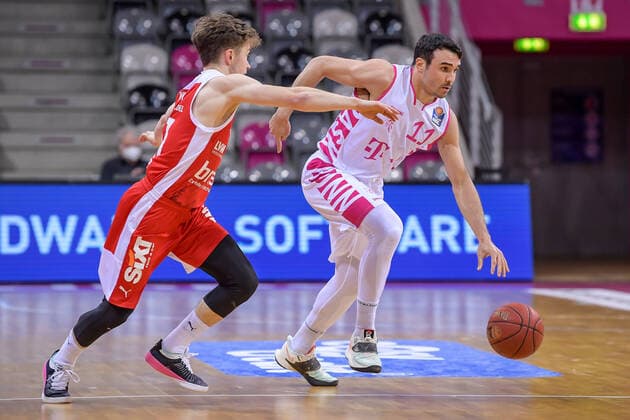 easyCredit BBL, Telekom Baskets Bonn vs. Brose Bamberg, 13.03.2021 Anthony DiLeo (Telekom Baskets Bonn, 11, rechts) im Zweikampf mit Bennet Hundt (Brose Bamberg, 33, easyCredit BBL, Telekom Baskets Bonn vs. Brose Bamberg am 13.03.2021 im Telekom Dome, Bonn (Nordrhein-Westfalen) Copyright: xBEAUTIFULxSPORTS Mueller-Laschetx