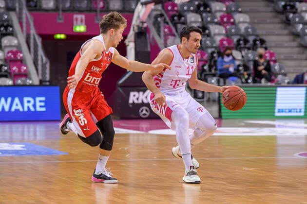 easyCredit BBL, Telekom Baskets Bonn vs. Brose Bamberg, 13.03.2021 Anthony DiLeo (Telekom Baskets Bonn, 11, rechts) im Zweikampf mit Bennet Hundt (Brose Bamberg, 33, easyCredit BBL, Telekom Baskets Bonn vs. Brose Bamberg am 13.03.2021 im Telekom Dome, Bonn (Nordrhein-Westfalen) Copyright: xBEAUTIFULxSPORTS Mueller-Laschetx