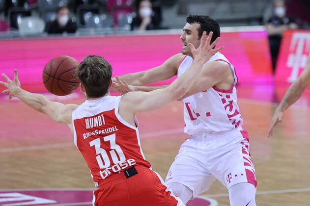 GER, Easycredit BBL, Telekom Baskets Bonn vs. Brose Bamberg 13.03.2021, Telekom Dome, Bonn, GER, Easycredit BBL, Telekom Baskets Bonn vs. Brose Bamberg, im Bild: Anthony DiLeo (Telekom Bonn 11), im Zweikampf gegen Bennet Hundt (Brose Bamberg 33),