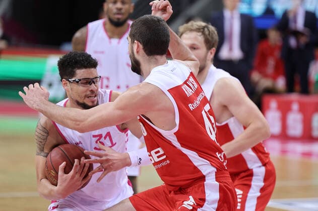 GER, Easycredit BBL, Telekom Baskets Bonn vs. Brose Bamberg 13.03.2021, Telekom Dome, Bonn, GER, Easycredit BBL, Telekom Baskets Bonn vs. Brose Bamberg, im Bild: Isaiah Philmore (Telekom Bonn 31), im Zweikampf gegen David Kravish (Brose Bamberg 45),