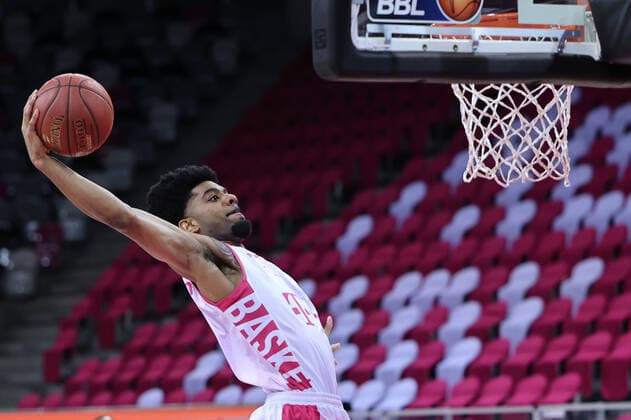 GER, Easycredit BBL, Telekom Baskets Bonn vs. Brose Bamberg 13.03.2021, Telekom Dome, Bonn, GER, Easycredit BBL, Telekom Baskets Bonn vs. Brose Bamberg, im Bild: Jalen Hudson (Telekom Bann 6), mit einem Korb