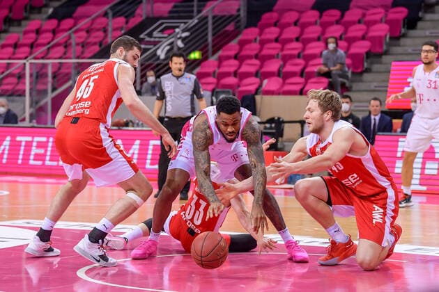 easyCredit BBL, Telekom Baskets Bonn vs. Brose Bamberg, 13.03.2021 James Thompson IV (Telekom Baskets Bonn, 3, Mitte) im Zweikampf mit David Kravish (Brose Bamberg, 45) und Christian Sengfelder (Brose Bamberg, 43), easyCredit BBL, Telekom Baskets Bonn vs. Brose Bamberg am 13.03.2021 im Telekom Dome, Bonn (Nordrhein-Westfalen) Copyright: xBEAUTIFULxSPORTS Mueller-Laschetx