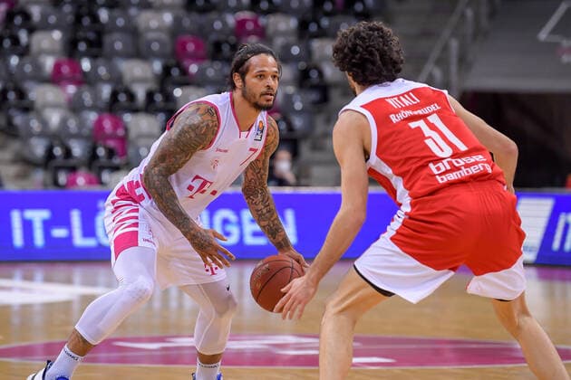 easyCredit BBL, Telekom Baskets Bonn vs. Brose Bamberg, 13.03.2021 Chris Babb (Telekom Baskets Bonn, 7, links) im Zweikampf mit +Michele Vitali (Brose Bamberg, 31), easyCredit BBL, Telekom Baskets Bonn vs. Brose Bamberg am 13.03.2021 im Telekom Dome, Bonn (Nordrhein-Westfalen) Copyright: xBEAUTIFULxSPORTS Mueller-Laschetx