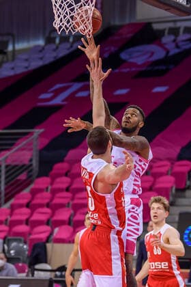 easyCredit BBL, Telekom Baskets Bonn vs. Brose Bamberg, 13.03.2021 James Thompson IV (Telekom Baskets Bonn, 3, rechts) im Zweikampf mit David Kravish (Brose Bamberg, 45), easyCredit BBL, Telekom Baskets Bonn vs. Brose Bamberg am 13.03.2021 im Telekom Dome, Bonn (Nordrhein-Westfalen) Copyright: xBEAUTIFULxSPORTS Mueller-Laschetx