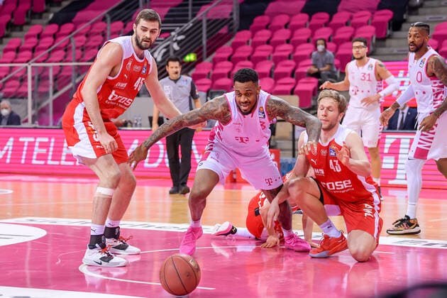 easyCredit BBL, Telekom Baskets Bonn vs. Brose Bamberg, 13.03.2021 James Thompson IV (Telekom Baskets Bonn, 3, Mitte) im Zweikampf mit David Kravish (Brose Bamberg, 45) und Christian Sengfelder (Brose Bamberg, 43), easyCredit BBL, Telekom Baskets Bonn vs. Brose Bamberg am 13.03.2021 im Telekom Dome, Bonn (Nordrhein-Westfalen) Copyright: xBEAUTIFULxSPORTS Mueller-Laschetx