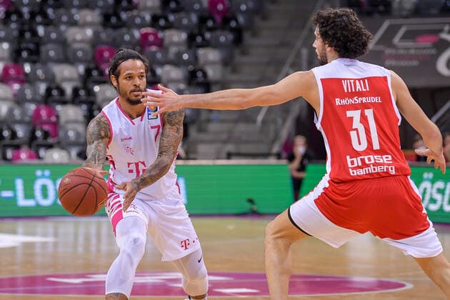 easyCredit BBL, Telekom Baskets Bonn vs. Brose Bamberg, 13.03.2021 Chris Babb (Telekom Baskets Bonn, 7, links) im Zweikampf mit +Michele Vitali (Brose Bamberg, 31), easyCredit BBL, Telekom Baskets Bonn vs. Brose Bamberg am 13.03.2021 im Telekom Dome, Bonn (Nordrhein-Westfalen) Copyright: xBEAUTIFULxSPORTS Mueller-Laschetx