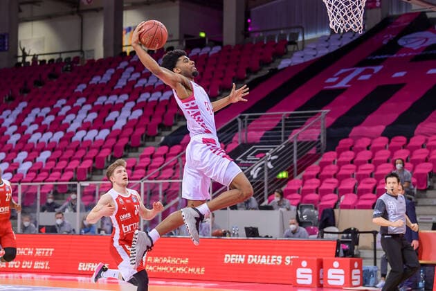 easyCredit BBL, Telekom Baskets Bonn vs. Brose Bamberg, 13.03.2021 Jalen Hudson (Telekom Baskets Bonn, 6) setzt sich am Korb durch, easyCredit BBL, Telekom Baskets Bonn vs. Brose Bamberg am 13.03.2021 im Telekom Dome, Bonn (Nordrhein-Westfalen) Copyright: xBEAUTIFULxSPORTS Mueller-Laschetx