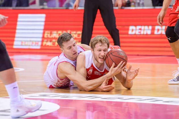 easyCredit BBL, Telekom Baskets Bonn vs. Brose Bamberg, 13.03.2021 Strahinja Micovic (Telekom Baskets Bonn, 4, links) im Zweikampf mit Christian Sengfelder (Brose Bamberg, 43) am Boden, easyCredit BBL, Telekom Baskets Bonn vs. Brose Bamberg am 13.03.2021 im Telekom Dome, Bonn (Nordrhein-Westfalen) Copyright: xBEAUTIFULxSPORTS Mueller-Laschetx