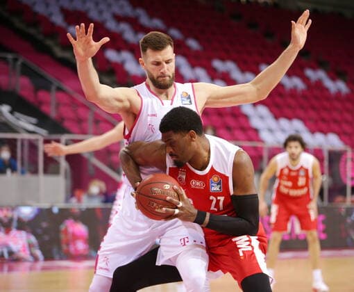Leon Kratzer Telekom Baskets Bonn vs. Shevon Thompson Brose Bamberg easyCredit BBL 1. Bundesliga , Saison 2020 2021 , 23. Spieltag