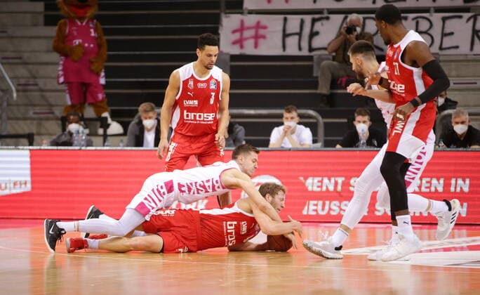 Strahinja Micovic Telekom Baskets Bonn vs. Christian Sengfelder Brose Bamberg , am Boden easyCredit BBL 1. Bundesliga , Saison 2020 2021 , 23. Spieltag