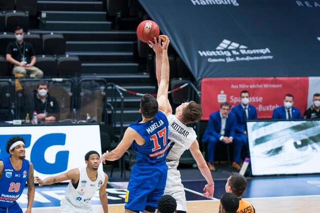 easyCredit Basketball Bundesliga, Hamburg, 13.03.2021 easyCredit Basketball Bundesliga, Hamburg Towers vs. SYNTAINICS MBC, Tip-Off Maik Kotsar ( 11 Hamburg Towers) gegen Aleksandar Marelja ( 17 SYNTAINICS MBC) Copyright: xBEAUTIFULxSPORTS Mohwinkelx