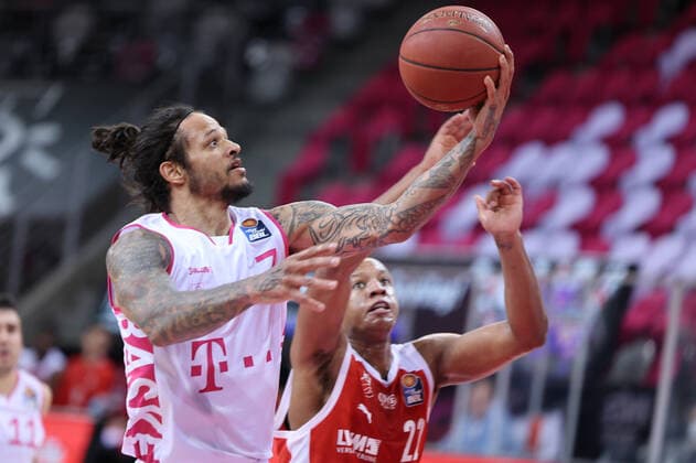 GER, Easycredit BBL, Telekom Baskets Bonn vs. Brose Bamberg 13.03.2021, Telekom Dome, Bonn, GER, Easycredit BBL, Telekom Baskets Bonn vs. Brose Bamberg, im Bild: Chris Babb (Telekom Bonn 7), im Zweikampf gegen Devon Hall (Brose Bamberg 22),