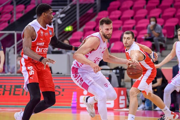 easyCredit BBL, Telekom Baskets Bonn vs. Brose Bamberg, 13.03.2021 Leon Kratzer (Telekom Baskets Bonn, 21, rechts) im Zweikampf mit Shevon Thompson (Brose Bamberg, 27), easyCredit BBL, Telekom Baskets Bonn vs. Brose Bamberg am 13.03.2021 im Telekom Dome, Bonn (Nordrhein-Westfalen) Copyright: xBEAUTIFULxSPORTS Mueller-Laschetx