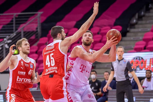 easyCredit BBL, Telekom Baskets Bonn vs. Brose Bamberg, 13.03.2021 Leon Kratzer (Telekom Baskets Bonn, 21, rechts) im Zweikampf mit David Kravish (Brose Bamberg, 45), easyCredit BBL, Telekom Baskets Bonn vs. Brose Bamberg am 13.03.2021 im Telekom Dome, Bonn (Nordrhein-Westfalen) Copyright: xBEAUTIFULxSPORTS Mueller-Laschetx