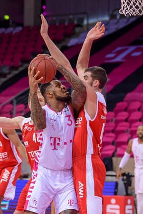 easyCredit BBL, Telekom Baskets Bonn vs. Brose Bamberg, 13.03.2021 James Thompson IV (Telekom Baskets Bonn, 3, links) im Zweikampf mit David Kravish (Brose Bamberg, 45), easyCredit BBL, Telekom Baskets Bonn vs. Brose Bamberg am 13.03.2021 im Telekom Dome, Bonn (Nordrhein-Westfalen) Copyright: xBEAUTIFULxSPORTS Mueller-Laschetx
