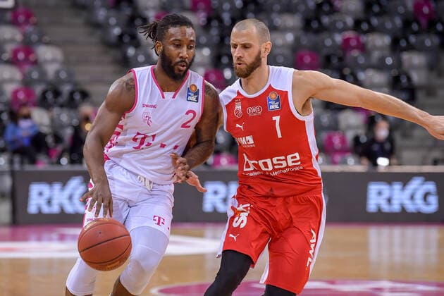 easyCredit BBL, Telekom Baskets Bonn vs. Brose Bamberg, 13.03.2021 Xavier Pollard (Telekom Baskets Bonn, 2, links) im Zweikampf mit Alex Ruoff (Brose Bamberg, 7), easyCredit BBL, Telekom Baskets Bonn vs. Brose Bamberg am 13.03.2021 im Telekom Dome, Bonn (Nordrhein-Westfalen) Copyright: xBEAUTIFULxSPORTS Mueller-Laschetx