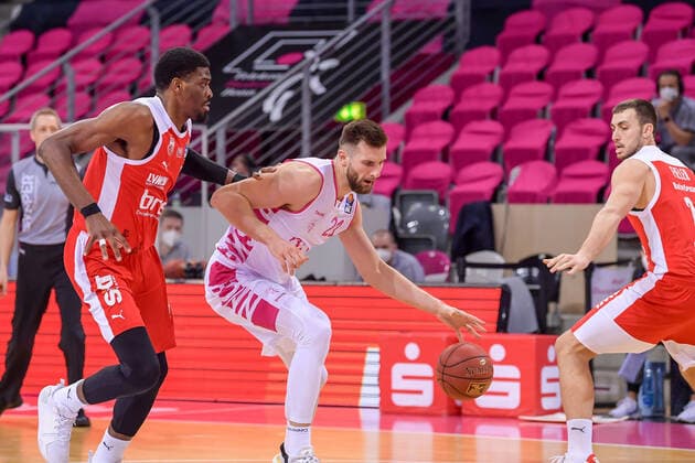 easyCredit BBL, Telekom Baskets Bonn vs. Brose Bamberg, 13.03.2021 Leon Kratzer (Telekom Baskets Bonn, 21, rechts) im Zweikampf mit Shevon Thompson (Brose Bamberg, 27), easyCredit BBL, Telekom Baskets Bonn vs. Brose Bamberg am 13.03.2021 im Telekom Dome, Bonn (Nordrhein-Westfalen) Copyright: xBEAUTIFULxSPORTS Mueller-Laschetx