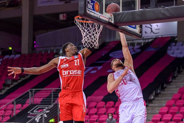 easyCredit BBL, Telekom Baskets Bonn vs. Brose Bamberg, 13.03.2021 Leon Kratzer (Telekom Baskets Bonn, 21, rechts) setzt sich im Zweikampf mit Shevon Thompson (Brose Bamberg, 27) am Korb durch, easyCredit BBL, Telekom Baskets Bonn vs. Brose Bamberg am 13.03.2021 im Telekom Dome, Bonn (Nordrhein-Westfalen) Copyright: xBEAUTIFULxSPORTS Mueller-Laschetx