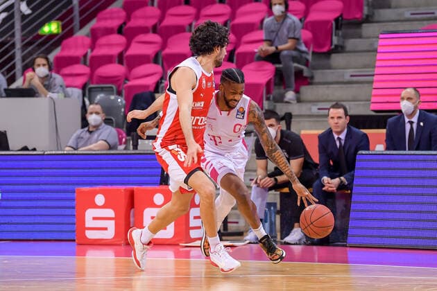 easyCredit BBL, Telekom Baskets Bonn vs. Brose Bamberg, 13.03.2021 Alex Hamilton (Telekom Baskets Bonn, 0, rechts) im Zweikampf mit Michele Vitali (Brose Bamberg, 31), easyCredit BBL, Telekom Baskets Bonn vs. Brose Bamberg am 13.03.2021 im Telekom Dome, Bonn (Nordrhein-Westfalen) Copyright: xBEAUTIFULxSPORTS Mueller-Laschetx