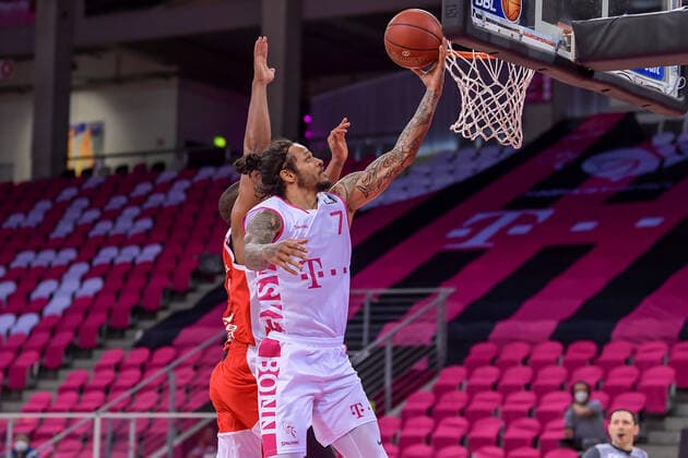 easyCredit BBL, Telekom Baskets Bonn vs. Brose Bamberg, 13.03.2021 Chris Babb (Telekom Baskets Bonn, 7) setzt sich im Zweikampf am Korb durch, easyCredit BBL, Telekom Baskets Bonn vs. Brose Bamberg am 13.03.2021 im Telekom Dome, Bonn (Nordrhein-Westfalen) Copyright: xBEAUTIFULxSPORTS Mueller-Laschetx