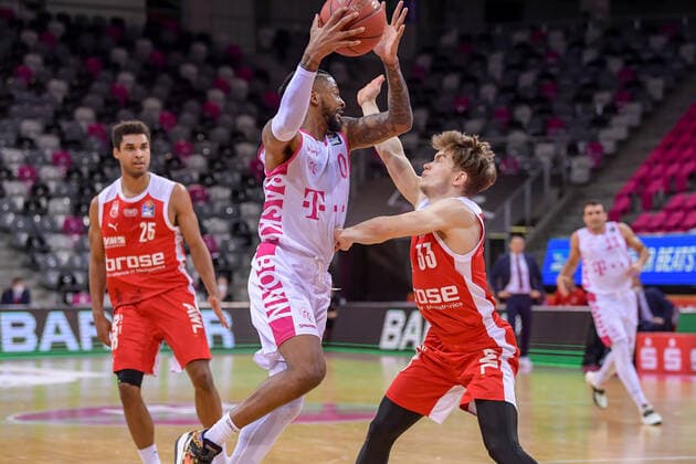 easyCredit BBL, Telekom Baskets Bonn vs. Brose Bamberg, 13.03.2021 Alex Hamilton (Telekom Baskets Bonn, 0, links) im Zweikampf mit Bennet Hundt (Brose Bamberg, 33), easyCredit BBL, Telekom Baskets Bonn vs. Brose Bamberg am 13.03.2021 im Telekom Dome, Bonn (Nordrhein-Westfalen) Copyright: xBEAUTIFULxSPORTS Mueller-Laschetx