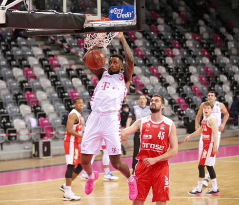 James Thompson IV Telekom Baskets Bonn vs. Brose Bamberg , Dunking easyCredit BBL 1. Bundesliga , Saison 2020 2021 , 23. Spieltag