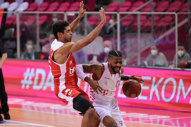 GER, Easycredit BBL, Telekom Baskets Bonn vs. Brose Bamberg 13.03.2021, Telekom Dome, Bonn, GER, Easycredit BBL, Telekom Baskets Bonn vs. Brose Bamberg, im Bild: Alex Hamilton (Telekom Bonn 0), im Zweikampf gegen Kenneth Ogbe (Brose Bamberg 25),