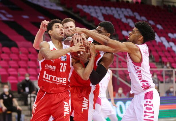 Leon Kratzer, Jalen Hudson Telekom Baskets Bonn vs. Kenneth Ogbe, Shevon Thompson Brose Bamberg easyCredit BBL 1. Bundesliga , Saison 2020 2021 , 23. Spieltag