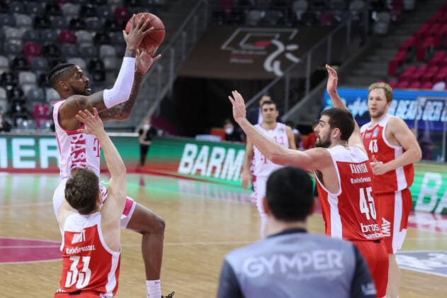 GER, Easycredit BBL, Telekom Baskets Bonn vs. Brose Bamberg 13.03.2021, Telekom Dome, Bonn, GER, Easycredit BBL, Telekom Baskets Bonn vs. Brose Bamberg, im Bild: Alex Hamilton (Telekom Bonn 0), im Zweikampf gegen David Kravish (Brose Bamberg 45),
