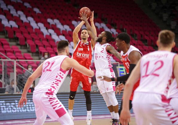 Telekom Baskets Bonn vs. Dominic Lockhart Brose Bamberg easyCredit BBL 1. Bundesliga , Saison 2020 2021 , 23. Spieltag