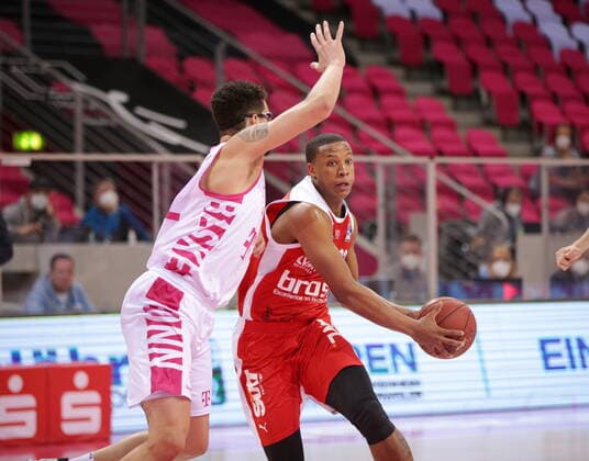 Isaiah Philmore Telekom Baskets Bonn vs. Devon Hall Brose Bamberg easyCredit BBL 1. Bundesliga , Saison 2020 2021 , 23. Spieltag