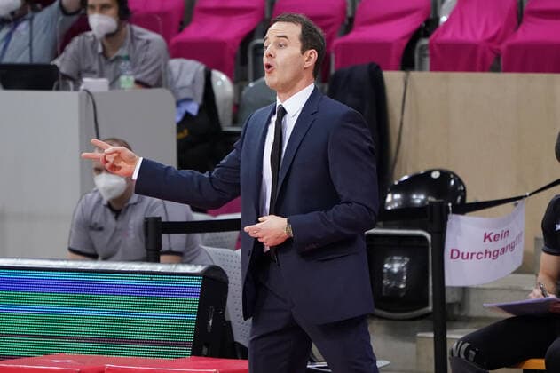 GER, Easycredit BBL, Telekom Baskets Bonn vs. Brose Bamberg 13.03.2021, Telekom Dome, Bonn, GER, Easycredit BBL, Telekom Baskets Bonn vs. Brose Bamberg, im Bild: Igor Jovovic Head Coach (Telekom Bonn) regt sich heftig auf, Gestik, Mimik, unzufrieden enttaeuscht niedergeschlagen frustriert,