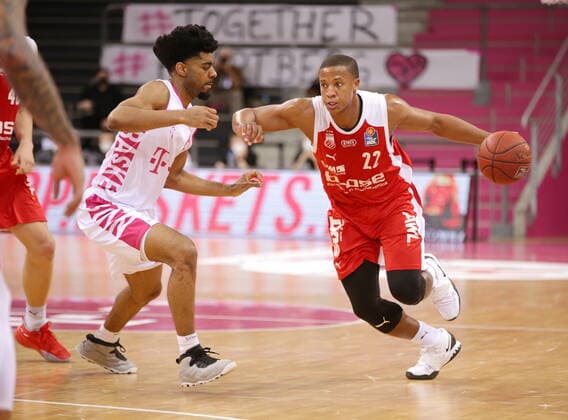 Jalen Hudson Telekom Baskets Bonn vs. Devon Hall Brose Bamberg easyCredit BBL 1. Bundesliga , Saison 2020 2021 , 23. Spieltag