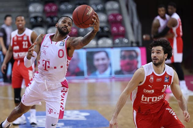 GER, Easycredit BBL, Telekom Baskets Bonn vs. Brose Bamberg 13.03.2021, Telekom Dome, Bonn, GER, Easycredit BBL, Telekom Baskets Bonn vs. Brose Bamberg, im Bild: Alex Hamilton (Telekom Bonn 0), im Zweikampf gegen Michele Vitali (Brose Bamberg 31),