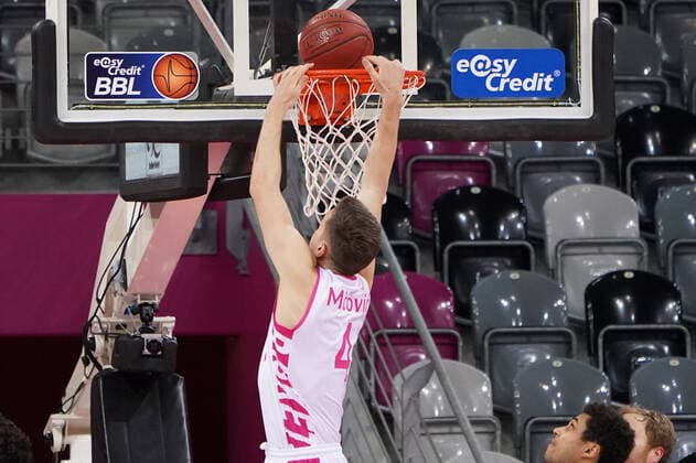 GER, Easycredit BBL, Telekom Baskets Bonn vs. Brose Bamberg 13.03.2021, Telekom Dome, Bonn, GER, Easycredit BBL, Telekom Baskets Bonn vs. Brose Bamberg, im Bild: Strahinja Micovic (Telekom Bonn 4), mit einem Korb