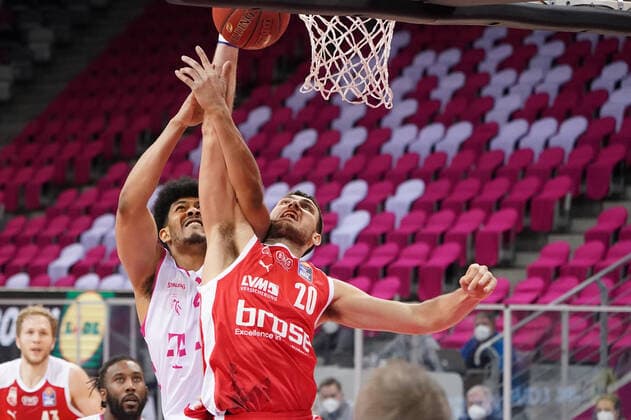 GER, Easycredit BBL, Telekom Baskets Bonn vs. Brose Bamberg 13.03.2021, Telekom Dome, Bonn, GER, Easycredit BBL, Telekom Baskets Bonn vs. Brose Bamberg, im Bild: Gabriel de Oliviera (Telekom Bonn 22), im Zweikampf gegen Chase Fieler (Brose Bamberg 20),