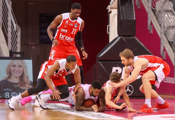 James Thompson (TB Bonn 3) und Bennet Hundt (Brose Bamberg 33), Telekom Baskets Bonn vs. Brose Bamberg, Basketball, 1. Easy Credit- Bundesliga, 23. Spieltag, 13.03.2021, Telekom Baskets Bonn vs. Brose Bamberg, Basketball, 1. Easy Credit- Bundesliga, 23. Spieltag, 13.03.2021 Bonn Copyright: xJoergxNiebergall Eibner-Pressefox EP_JNL