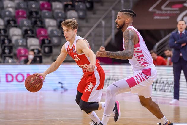 easyCredit BBL, Telekom Baskets Bonn vs. Brose Bamberg, 13.03.2021 Bennet Hundt (Brose Bamberg, 33, links) im Zweikampf mit Alex Hamilton (Telekom Baskets Bonn, 0), easyCredit BBL, Telekom Baskets Bonn vs. Brose Bamberg am 13.03.2021 im Telekom Dome, Bonn (Nordrhein-Westfalen) Copyright: xBEAUTIFULxSPORTS Mueller-Laschetx