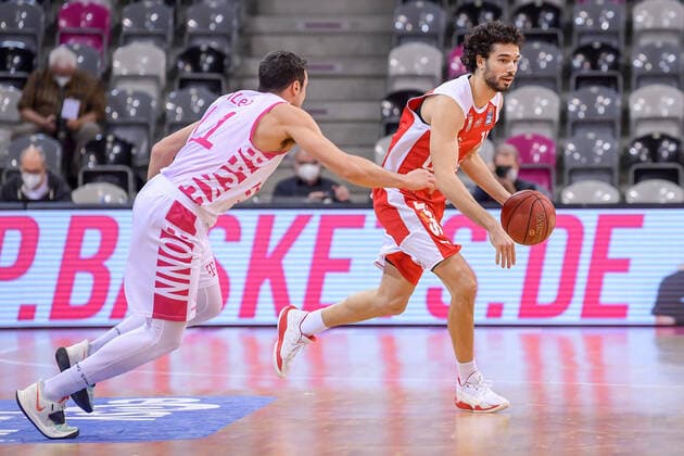 easyCredit BBL, Telekom Baskets Bonn vs. Brose Bamberg, 13.03.2021 Michele Vitali (Brose Bamberg, 31, rechts) im Zweikampf mit Anthony DiLeo (Telekom Baskets Bonn, 11), easyCredit BBL, Telekom Baskets Bonn vs. Brose Bamberg am 13.03.2021 im Telekom Dome, Bonn (Nordrhein-Westfalen) Copyright: xBEAUTIFULxSPORTS Mueller-Laschetx