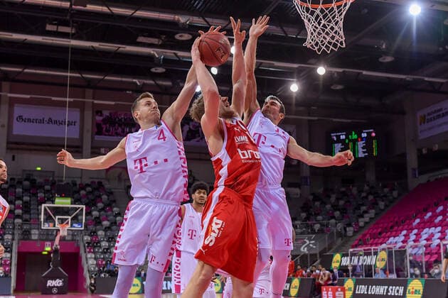 easyCredit BBL, Telekom Baskets Bonn vs. Brose Bamberg, 13.03.2021 Christian Sengfelder (Brose Bamberg, 43, Mitte) kann die Bonner Strahinja Micovic (Telekom Baskets Bonn, 4) und Anthony DiLeo (Telekom Baskets Bonn, 11) unter dem Korb nicht überwinden, easyCredit BBL, Telekom Baskets Bonn vs. Brose Bamberg am 13.03.2021 im Telekom Dome, Bonn (Nordrhein-Westfalen) Copyright: xBEAUTIFULxSPORTS Mueller-Laschetx
